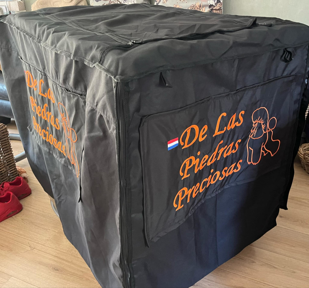 klik om te vergroten Zwarte benchhoes met in oranje letters de naam van de kennel met een poedel erbij