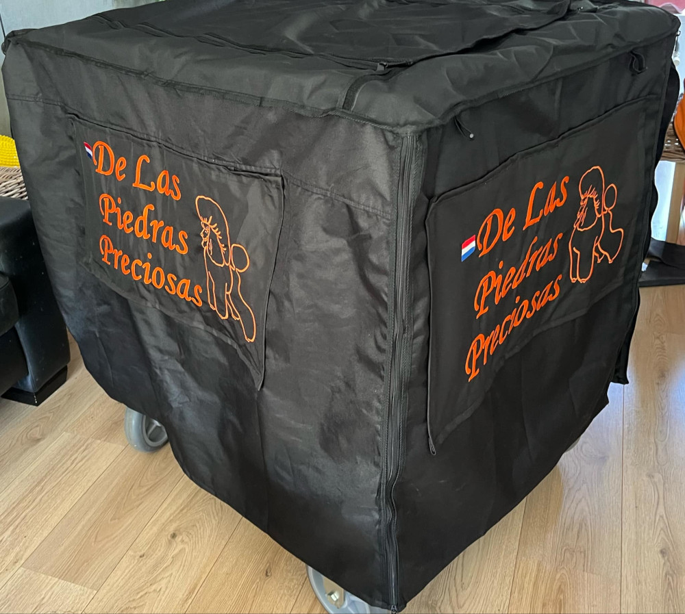 klik om te vergroten Zwarte benchhoes met in oranje letters de naam van de kennel met een poedel erbij