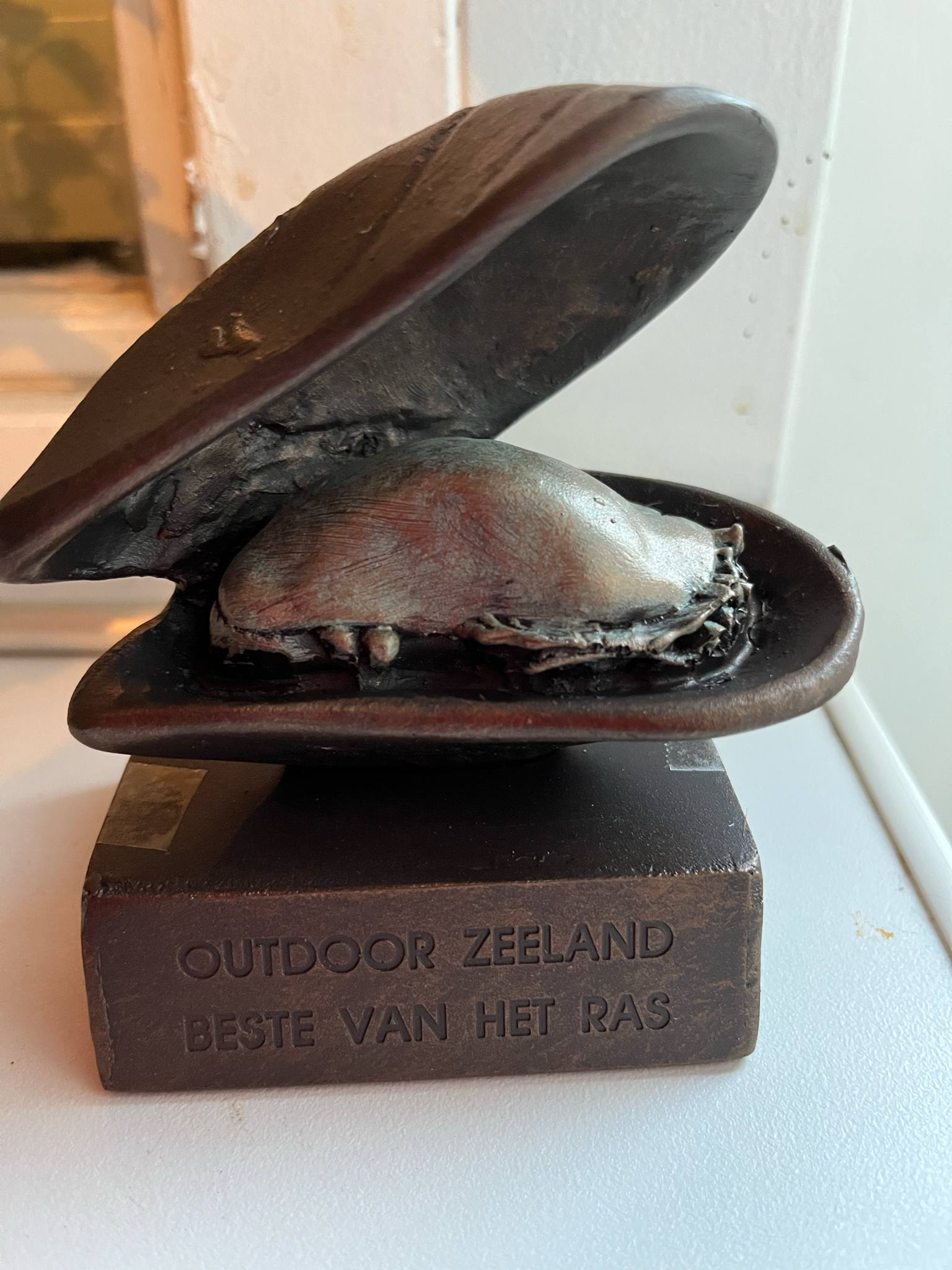 klik om te vergroten De onderscheiding voor de beste van het ras: een bronzen mossel op voetstuk