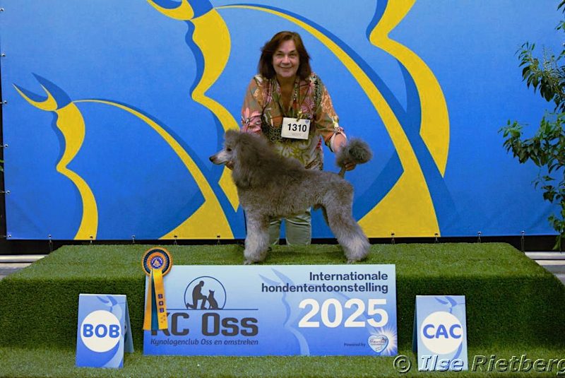 klik om te vergroten Finn op het podium met Monique, met daarbij de borden BOB en CAC
